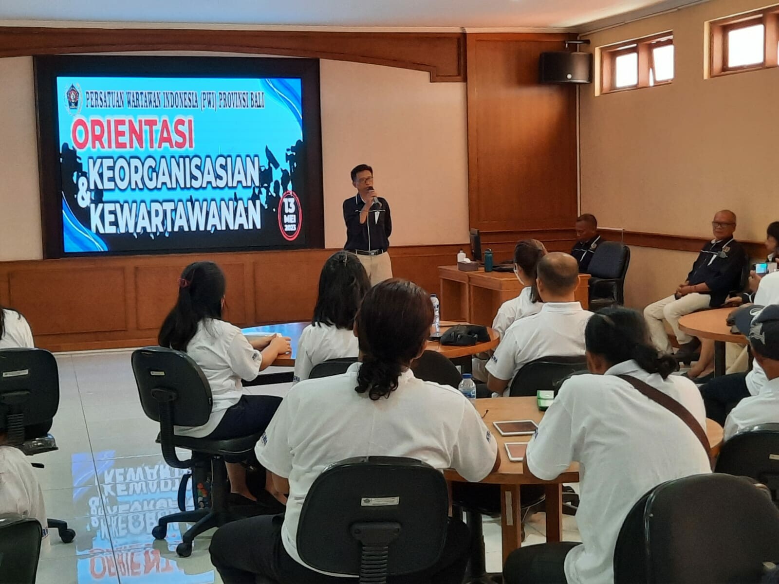 Ketua PWI Bali IGMB Dwikora Putra saat memberi materi pada kegiatan Orientasi Keorganisasian dan Kewartawanan PWI Provinsi Bali, Sabtu (13/5/2023) di Denpasar. (Foto: Istimewa)